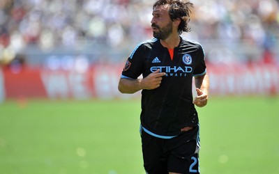 乐竞独家-丹麦队队长克亚尔护送埃里克森离场